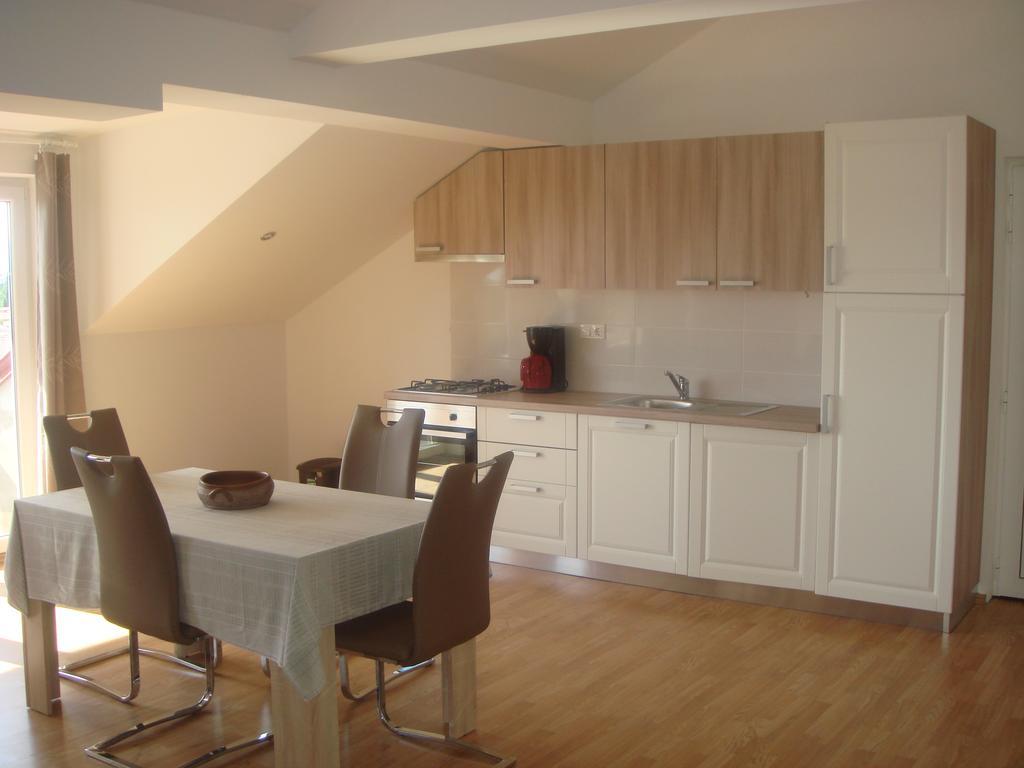 Apartments Jelicic Selce Exterior foto